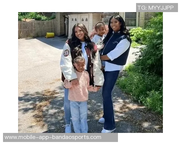 科嫂携大女儿娜塔莉亚共庆约内斯库生日三位美女同台展风采